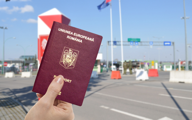 Пересекаем границу с двумя паспортами: румынским и родной страны. Где какой показывать?